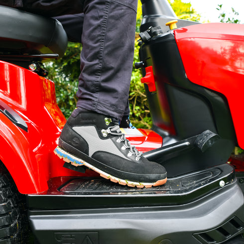 Cobra LT112HR2LHydro 112cm (44") Lawn Tractor with V-Twin Engine